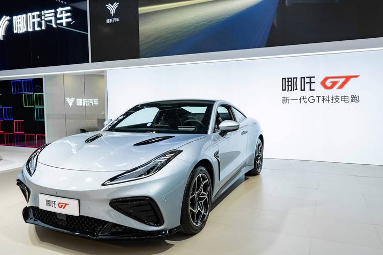 惠州284哪吒汽车在智能汽车领域的表现，领途汽车在新能源汽车市场中的影响力